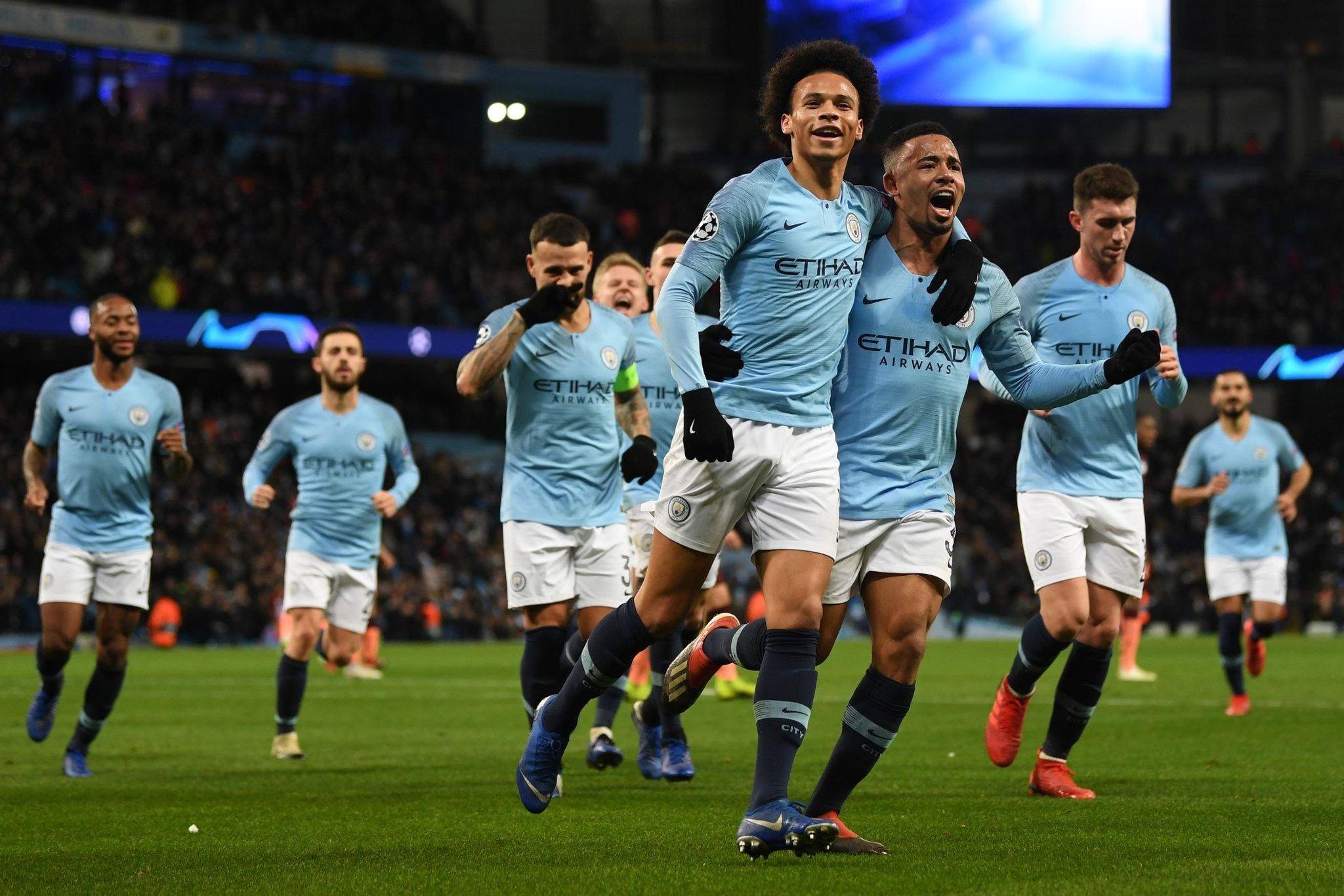 引众人目光 引众人目光